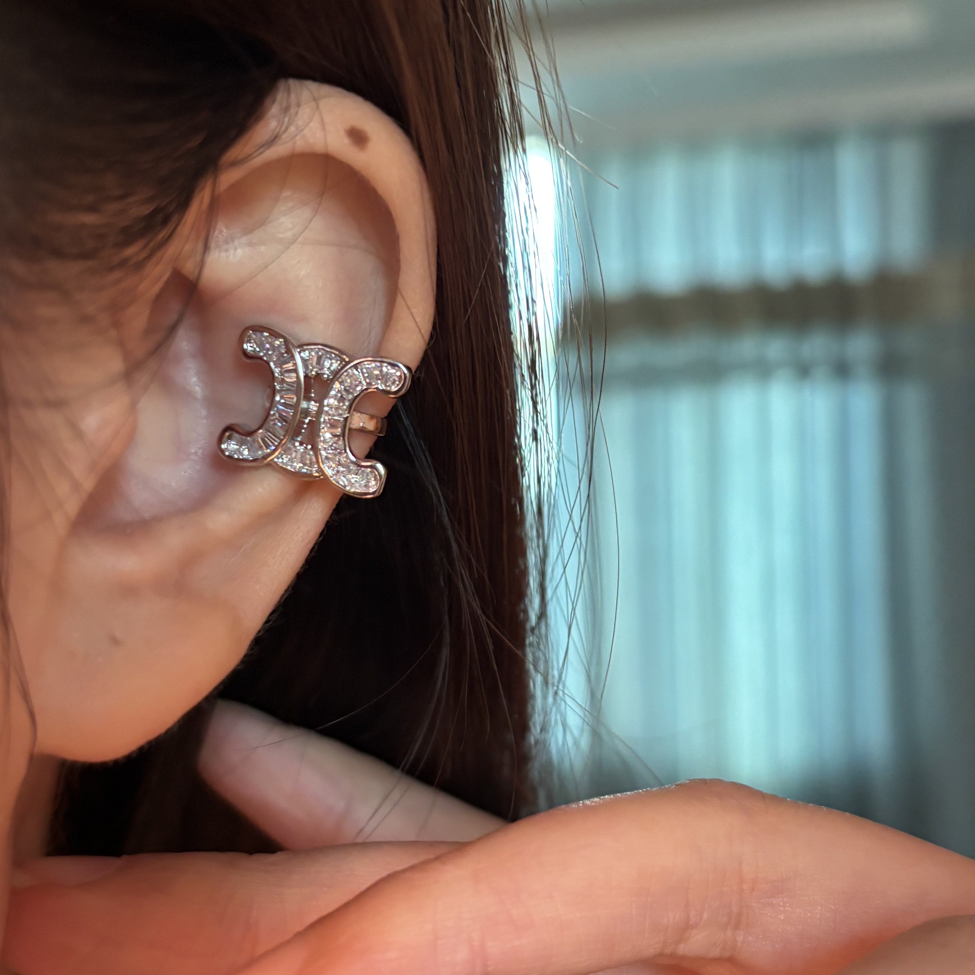 [楼哈哈]轻奢字母耳夹无耳洞女小众高级感爆闪精致耳骨夹2025新款