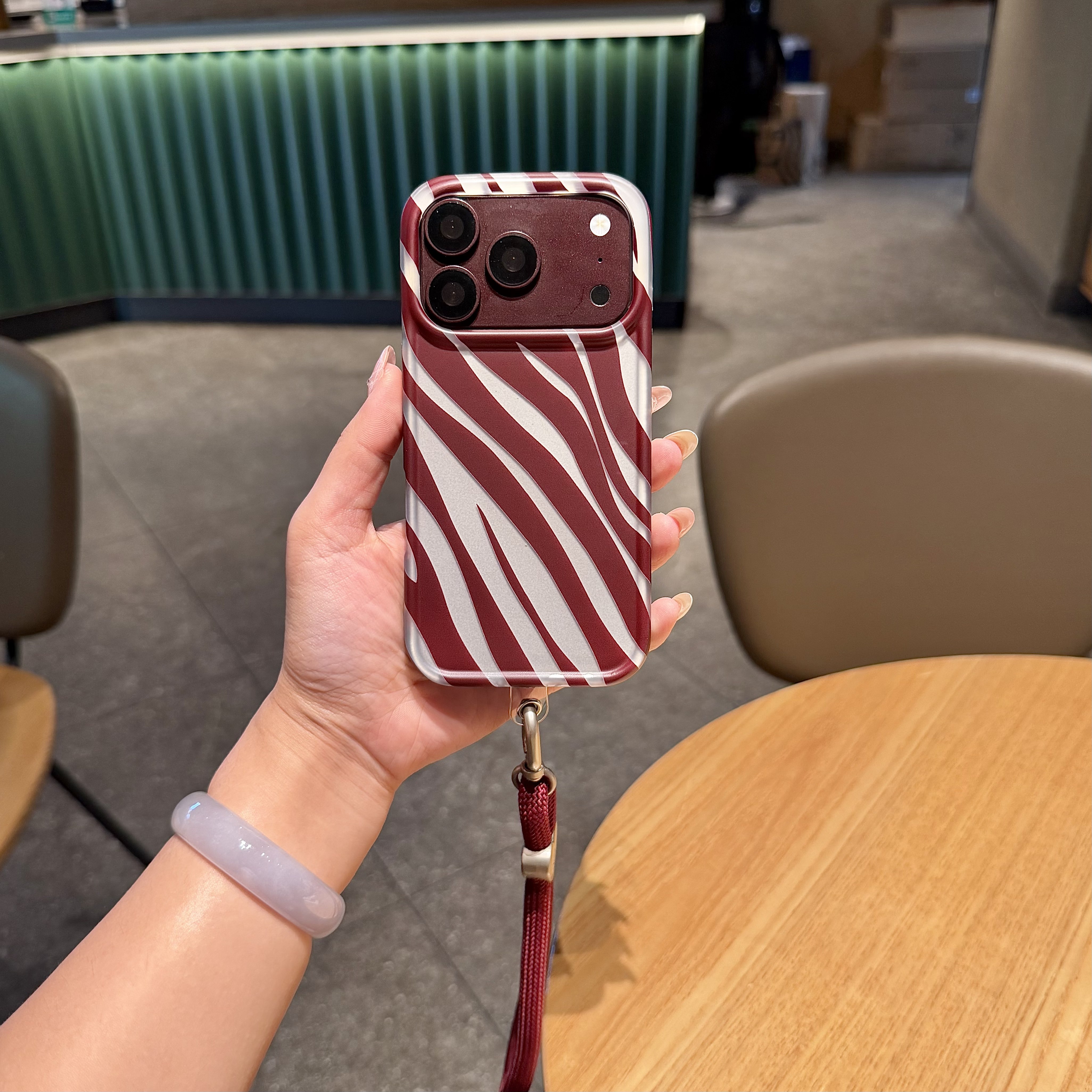 适用于苹果iPhone17pro酒红色斑马条纹18promax手机壳竖条纹15/16/17保护套带挂绳时尚百搭17promax/16promax
