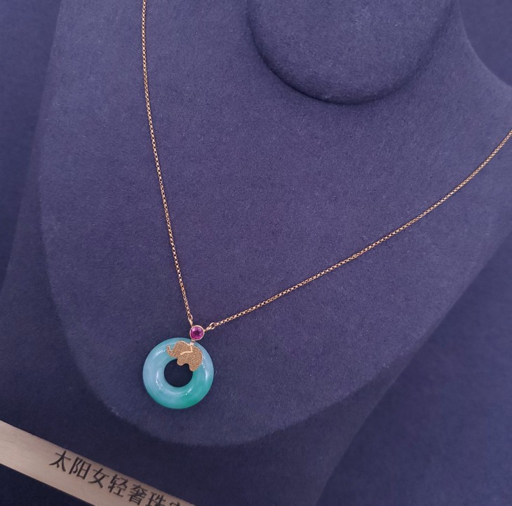 18K金吉象精工镶嵌高品质阳绿翡翠甜圈圈时尚精致气质项链轻奢