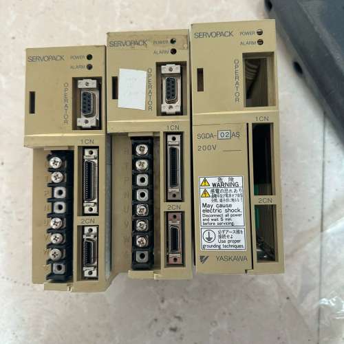 议价驱动器/控制器SGDA-01AS 安川伺服驱动器，三个500维修