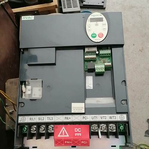 ATV212HD15N4 变频器 15KW 380-480V三相 少下盖功能完好议价维修
