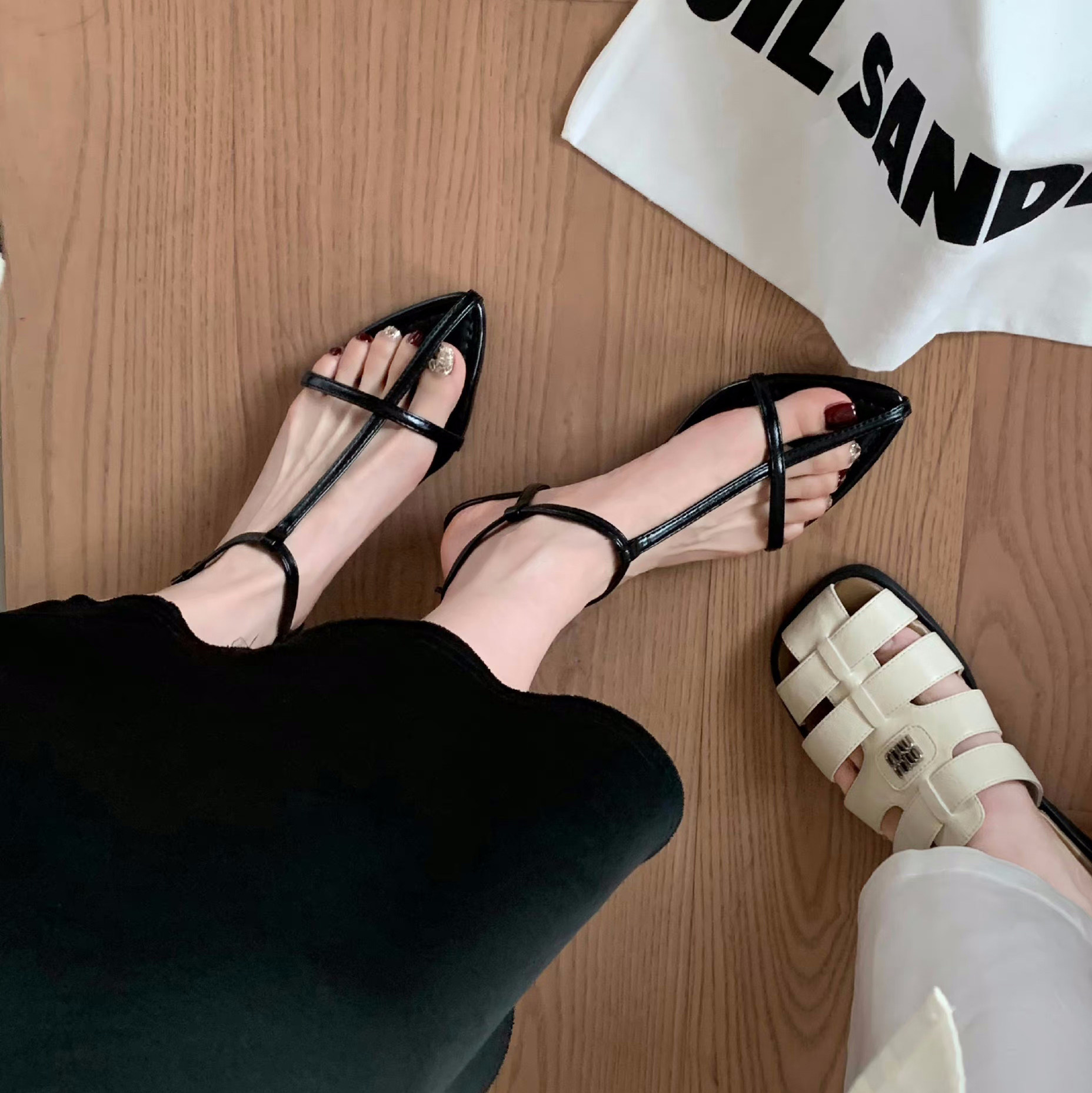 2024夏季新款气质小尖头一字带细带露趾凉鞋女夏软底罗马凉鞋凉拖