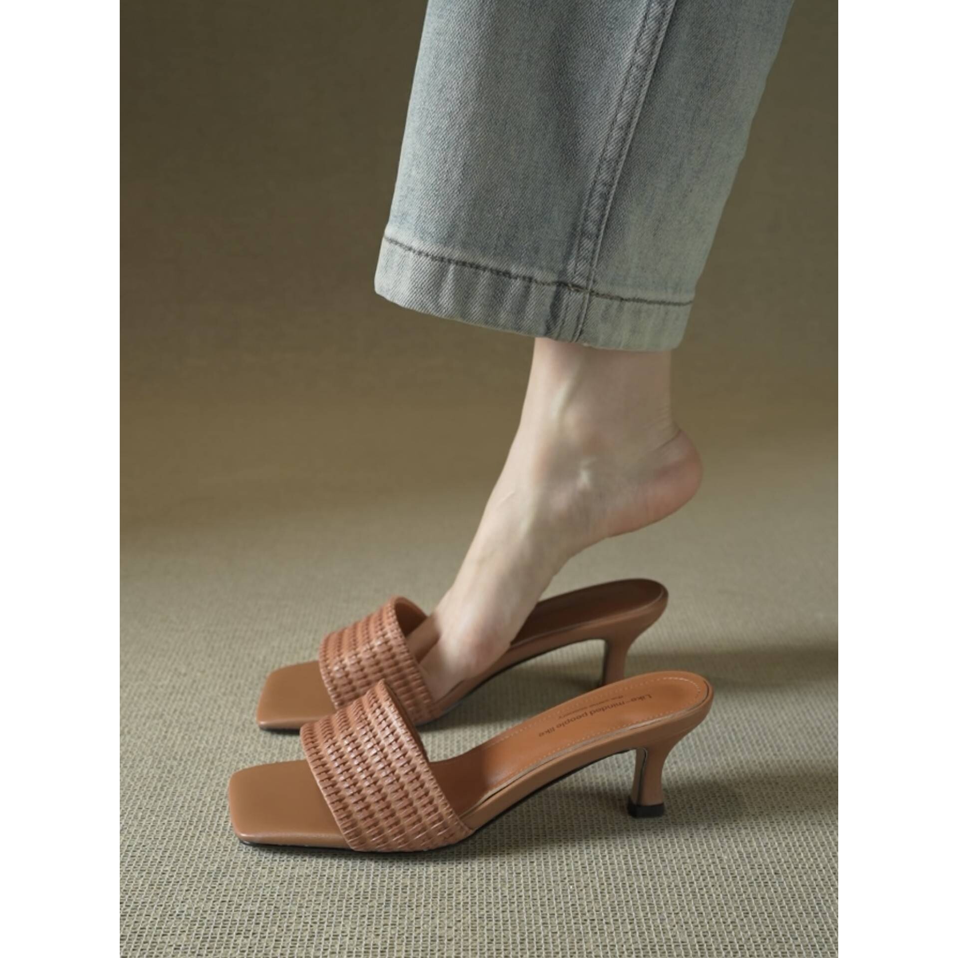 法式简约编织真皮高跟凉拖鞋女鞋2026新款白色方头细跟一字拖外穿