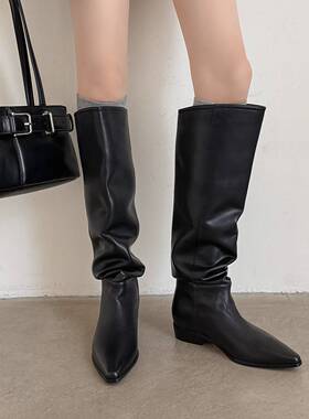 Versatile。bi入款· 显瘦牛皮褶皱平底高筒堆堆靴尖头宽筒长靴女