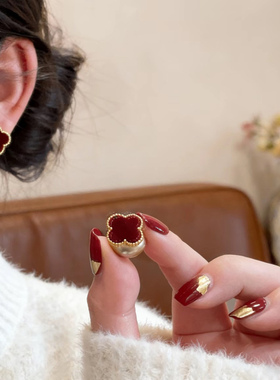 植绒红色四叶草珍珠耳钉女复古气质轻奢高级感耳环秋冬大气耳饰