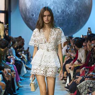 新款 欧美外贸跨境2023夏季刺绣V领短袖上衣配收腰短裤休闲套装女