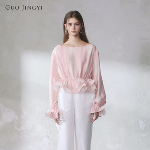 GUO JINGYI2026春夏新品高级设计感浅粉色宽领鱼骨边长袖上衣女士