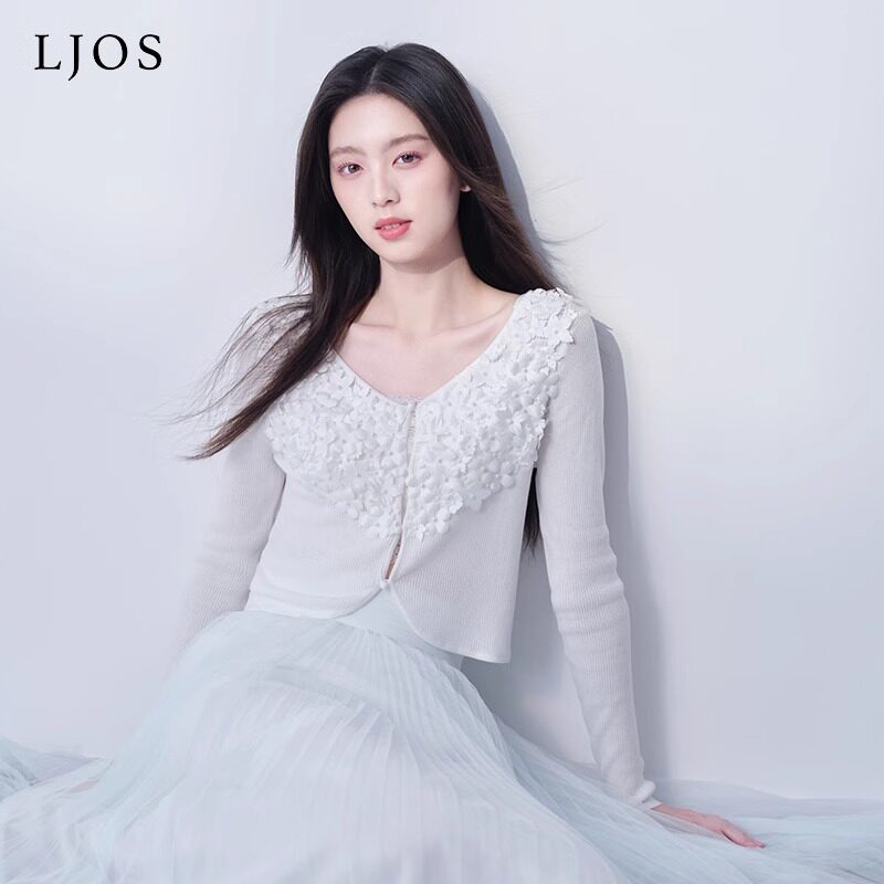 LJOS「闻花落」乳白色手工缝制花朵装饰开衫女2025夏短款V领上衣图片