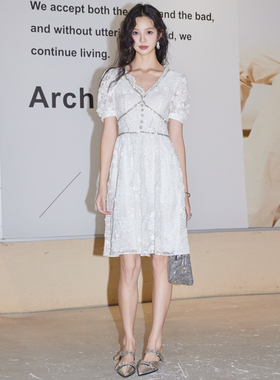 JOOOYS设计师品牌24夏季新品白色重工蕾丝钉珠刺绣V领短袖连衣裙