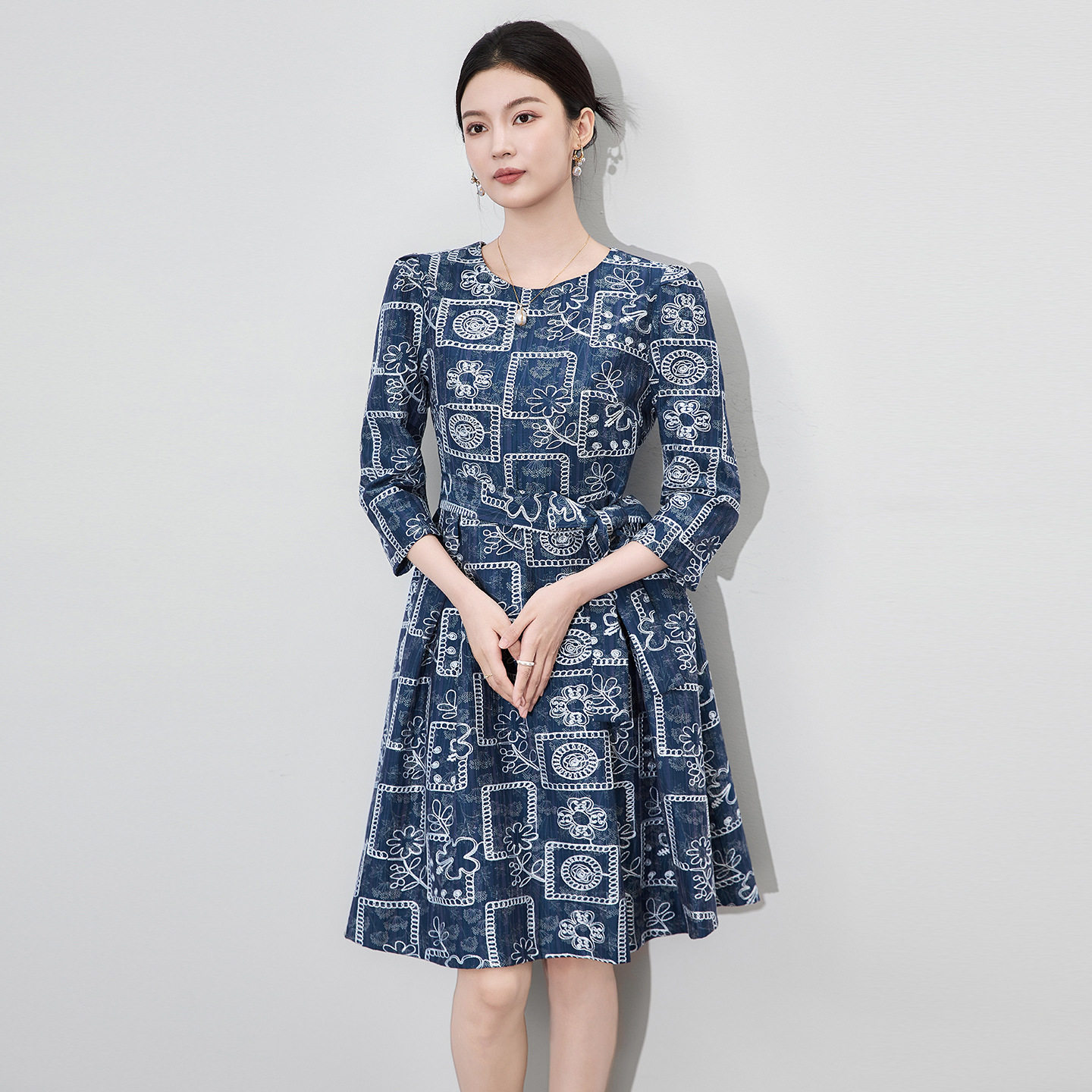 2026春女重工刺绣盘花收腰系带中长款七分袖连衣裙显瘦名媛A字裙