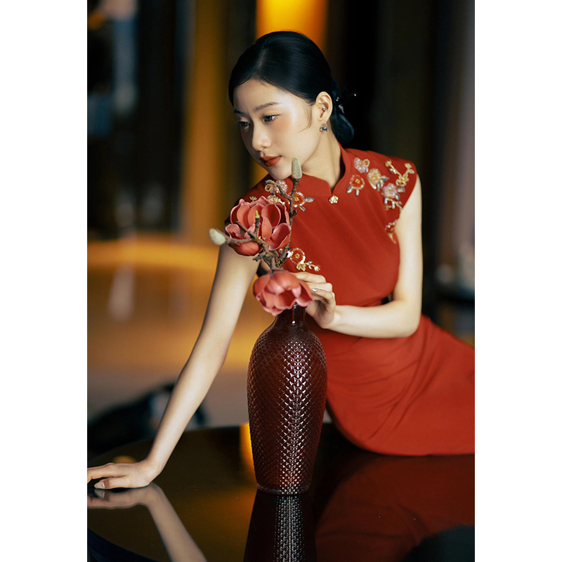 无袖红色旗袍敬酒服新娘2025新款订婚礼服裙轻奢高端小众结婚回门