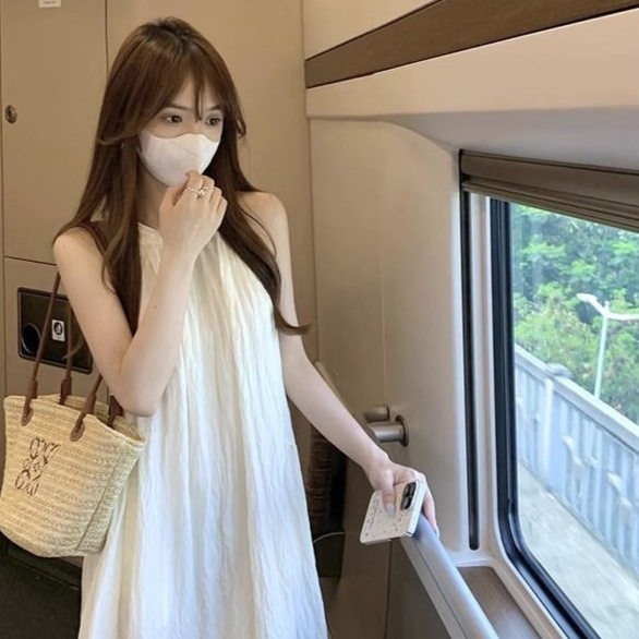 甜美挂脖连衣裙仙女夏季2025新款白色裙子无袖感气质a字长裙