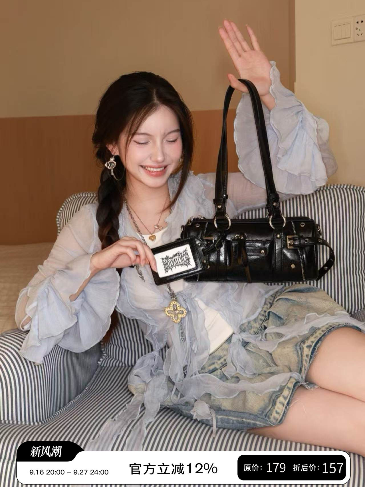 กระเป๋าใส่ของแนวมอเตอร์ไซค์สุดอินเทรนด์ กระเป๋าบาแก็ตเคลือบน้ำมันเกรดไฮเอนด์ สไตล์หรูหราเบาๆ สำหรับผู้หญิง สะพายไหล่ ถือในมือ สะพายข้าง ฤดูใบไม้ร่วงปี 2026