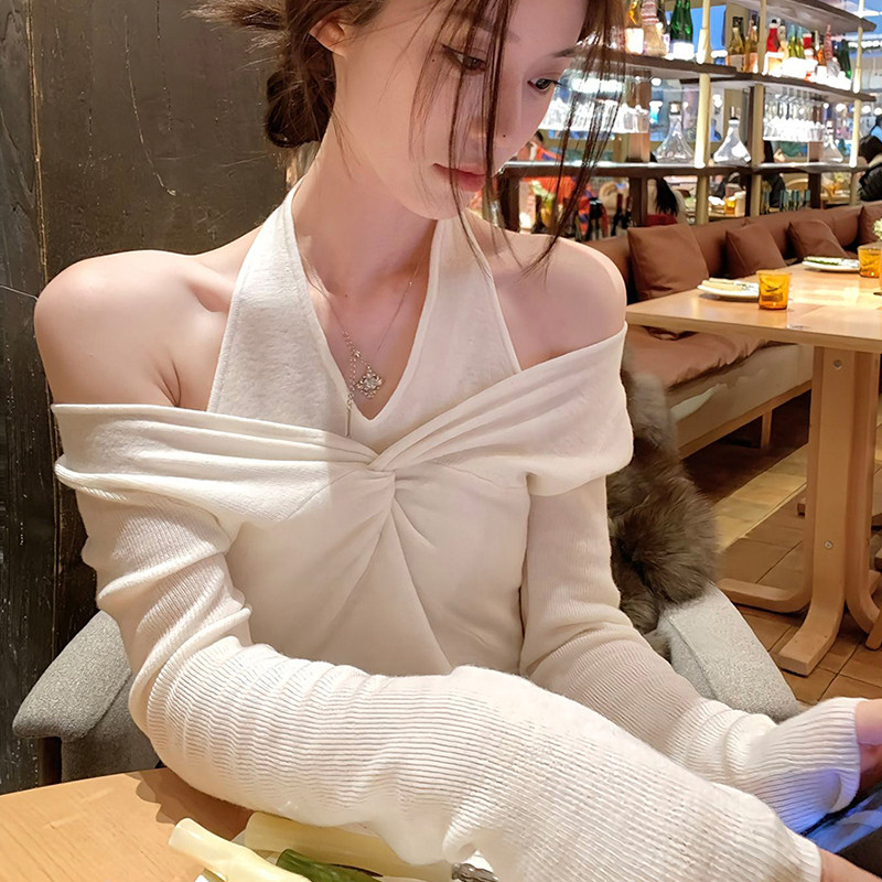 白色挂脖露肩假两件针织衫女秋冬绝美巨好看修身内搭打底毛衣上衣