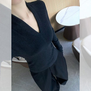 高级感灰色v领针织打底衫女秋冬绝美巨好看气质修身内搭毛衣上衣