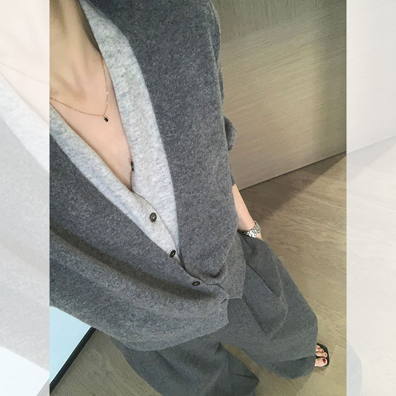 老钱风灰色v领假两件毛衣外套女秋冬高级感宽松针织开衫短款上衣