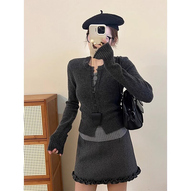 设计感灰色假两件针织衫女春季修身收腰内搭打底毛衣韩系短款上衣