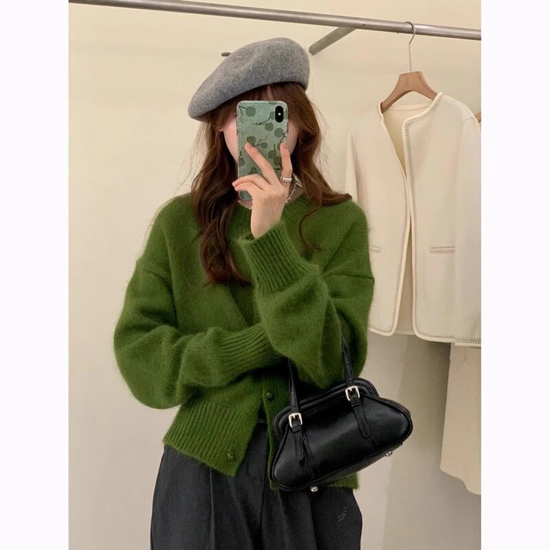 韩版设计感牛油果绿圆领针织开衫女秋冬慵懒风宽松浣熊绒软糯毛衣