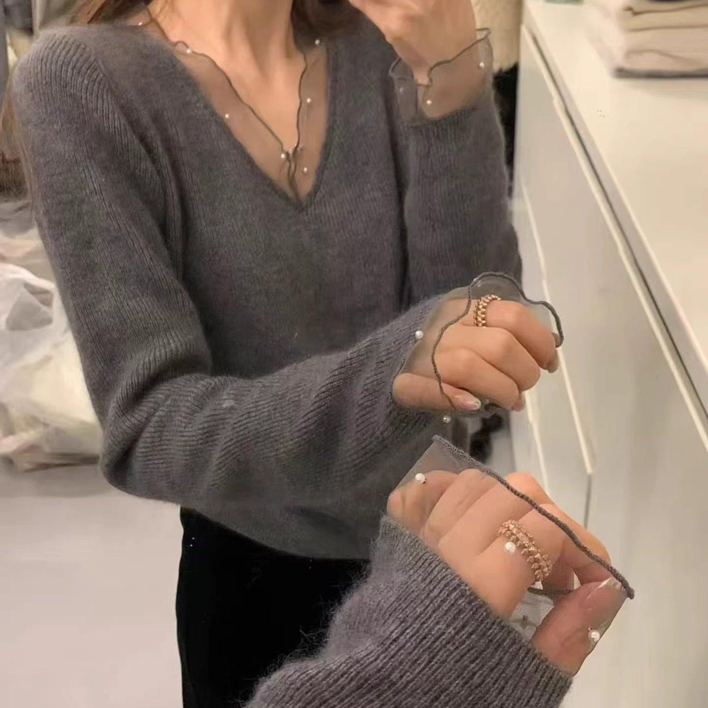 小香风灰色v领蕾丝针织打底衫女秋冬高级感气质修身内搭毛衣上衣