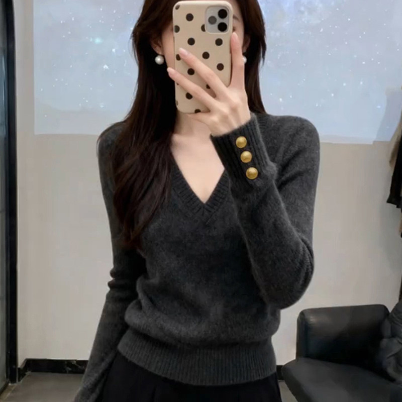 高级感v领灰色针织打底衫女秋冬绝美巨好看气质修身毛衣内搭上衣