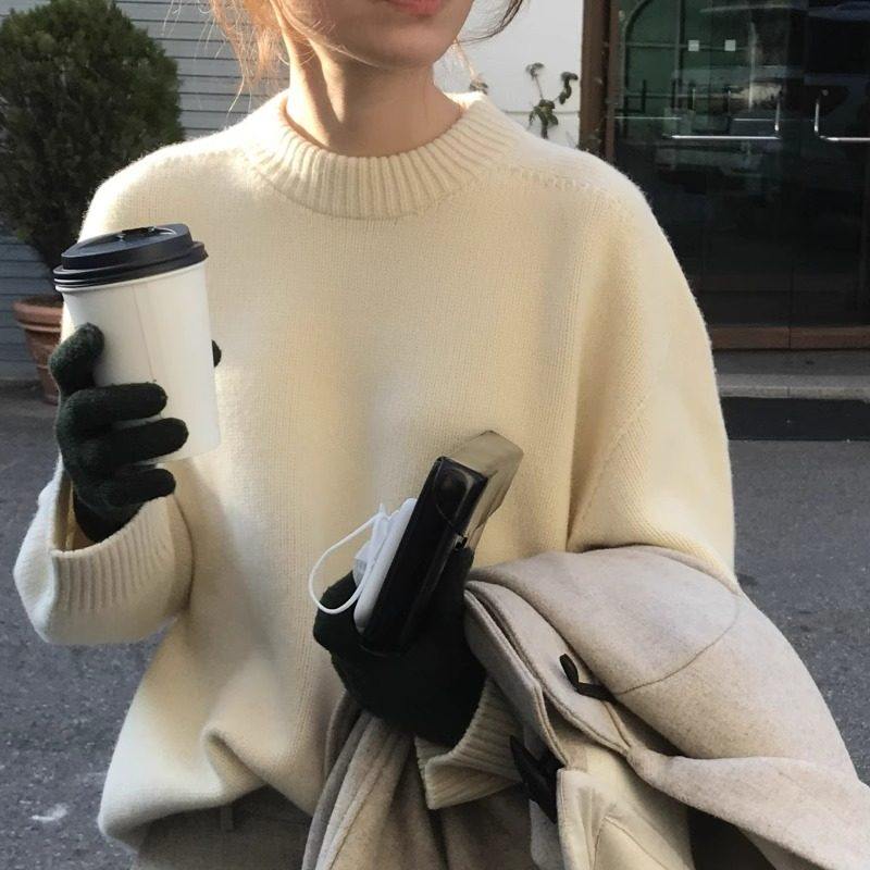 高级感复古白色圆领毛衣女秋冬慵懒风宽松软糯加厚针织羊毛衫上衣