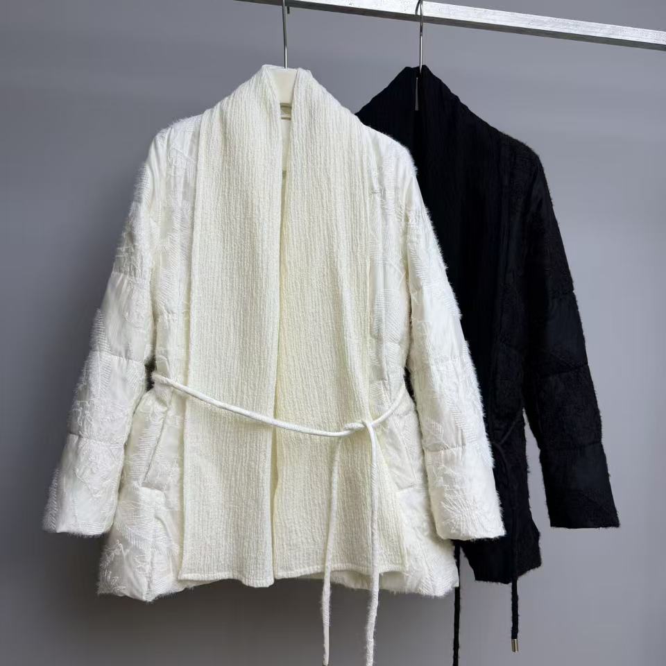 名品港2025冬季新款时尚系带羊毛拼接石墨烯90白鹅绒羽绒服166