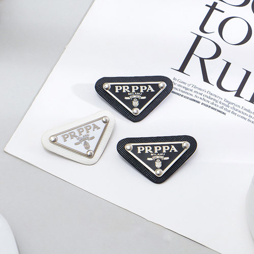 P家黑白倒三角标志贴金属胸针