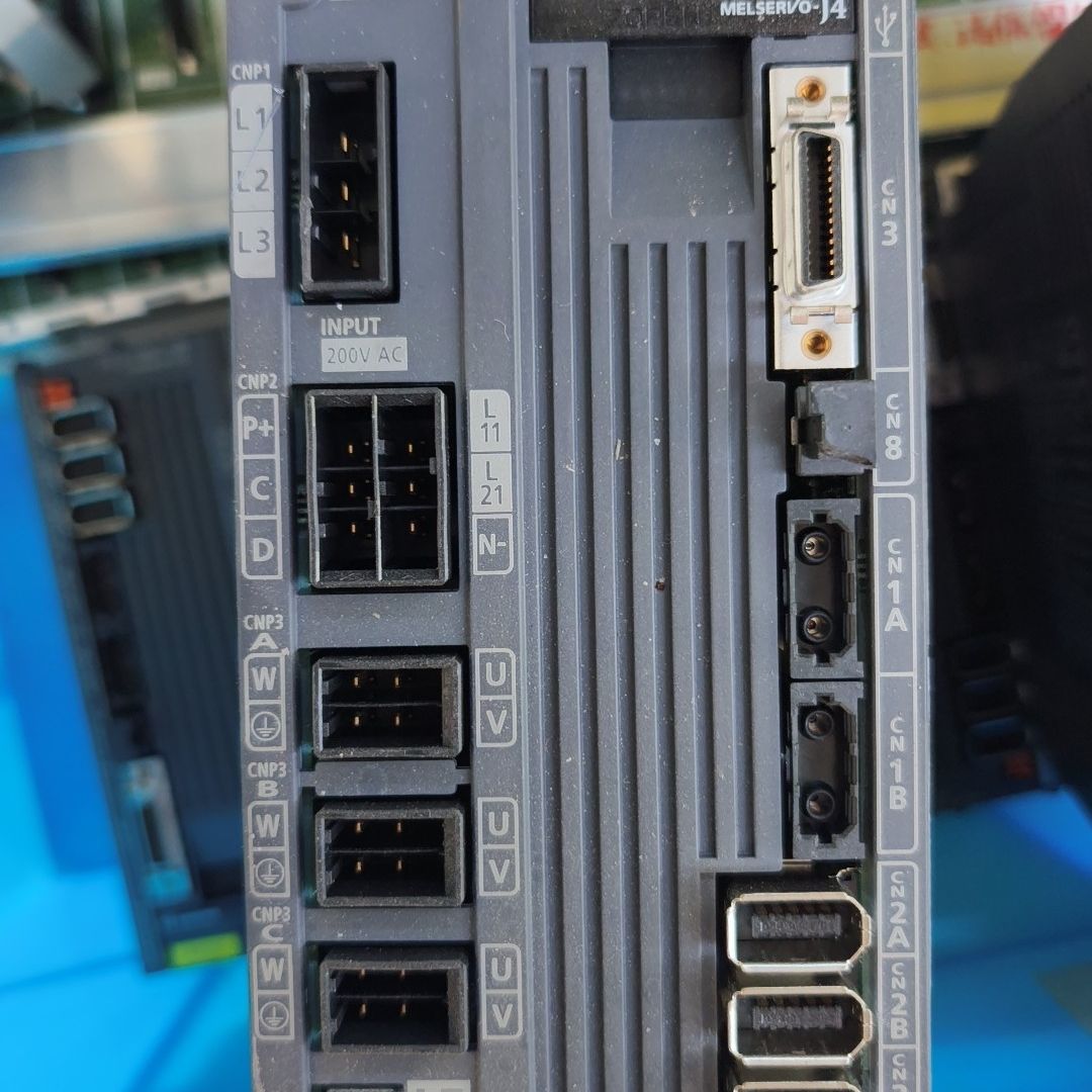 三菱伺服驱动器MR-J4W3-222B 拆机品 成色如图。2