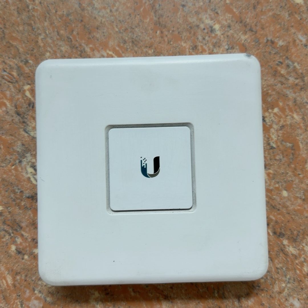 UBNT优倍快+企业级千兆安全网关路由器UniFi+Secu