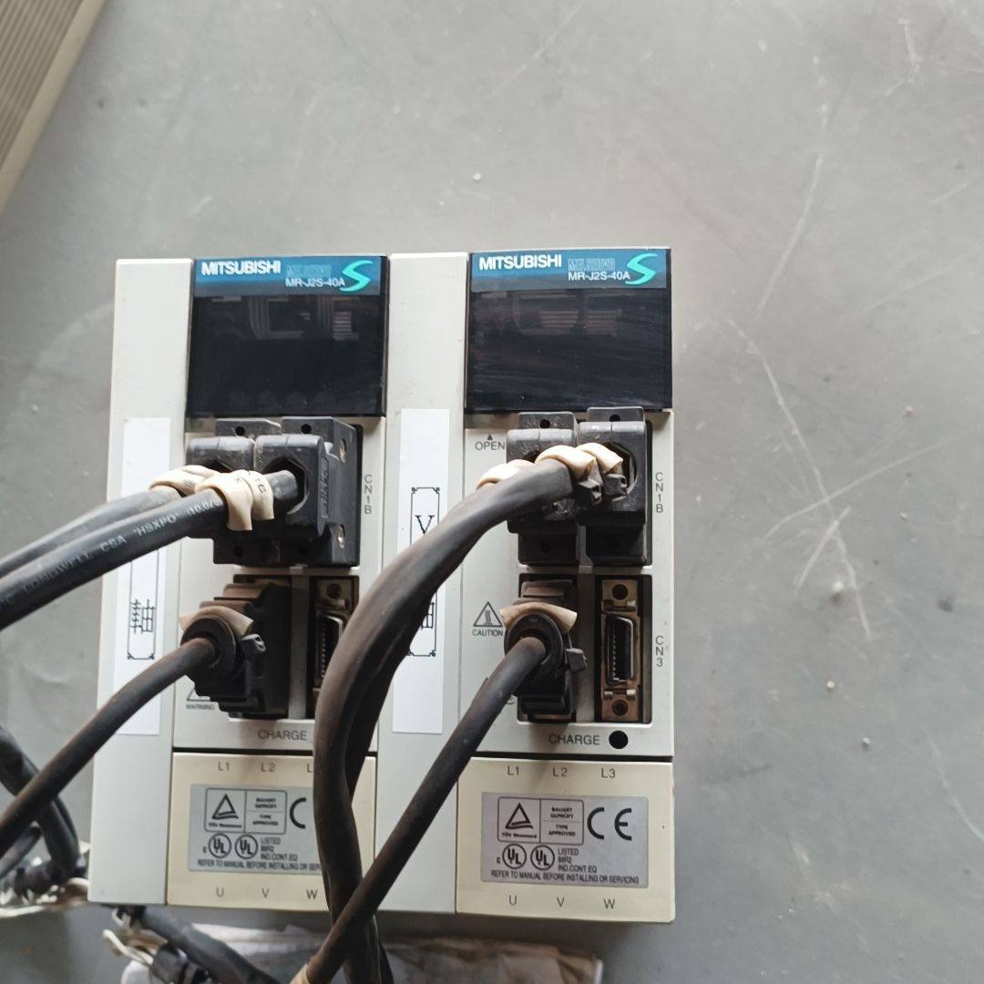 驱动器MR-J2S-40A共两个每个50
