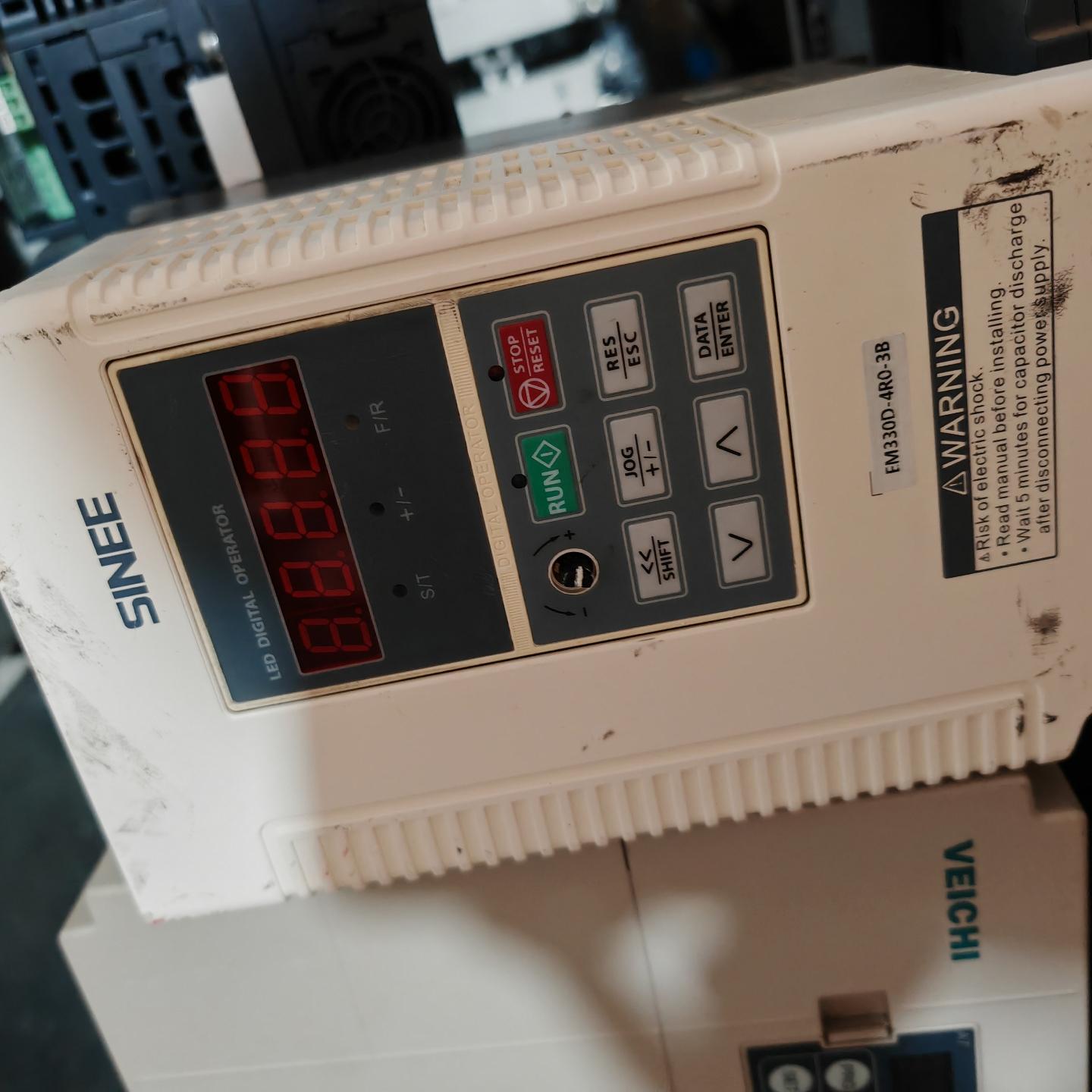 正弦EM330D系列变频器。型号：EM330D-4R0-3B