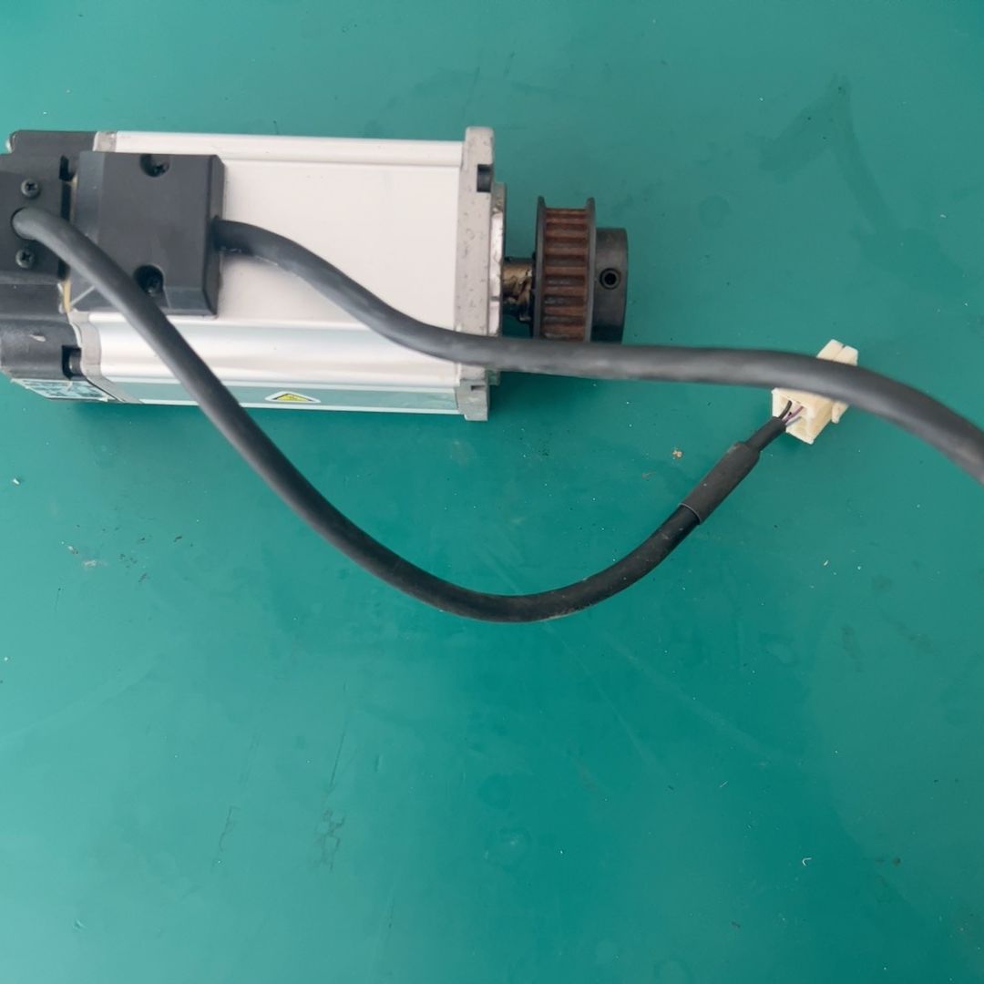 伺服电机MHMJ042P1S 400W功率 带键槽轴端。