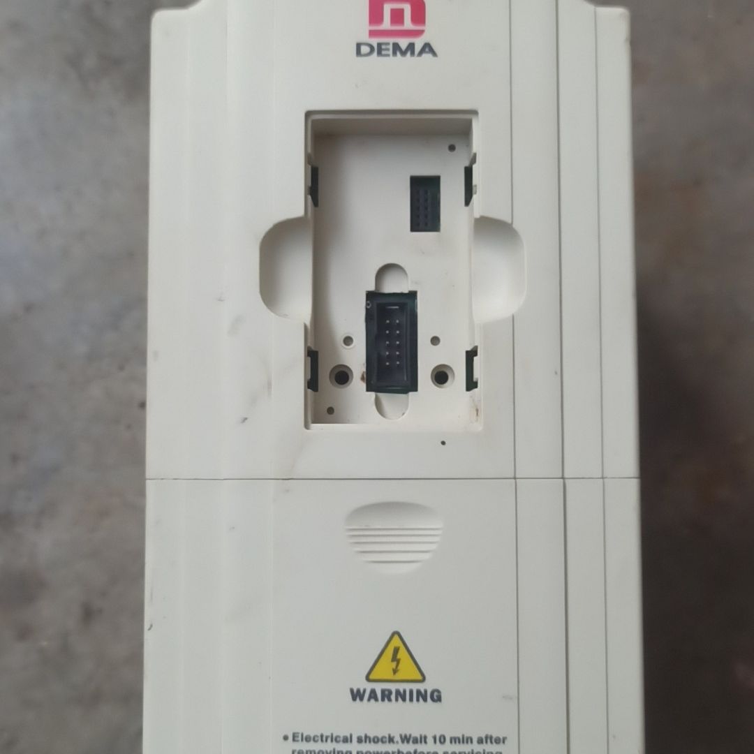 德玛变频器DKJ-3.7S2-1A。输入1PH230V 输出