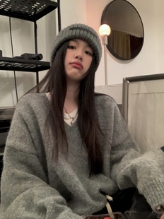 高级感灰色V领套头毛衣女秋冬宽松软糯慵懒风加厚复古针织衫上衣