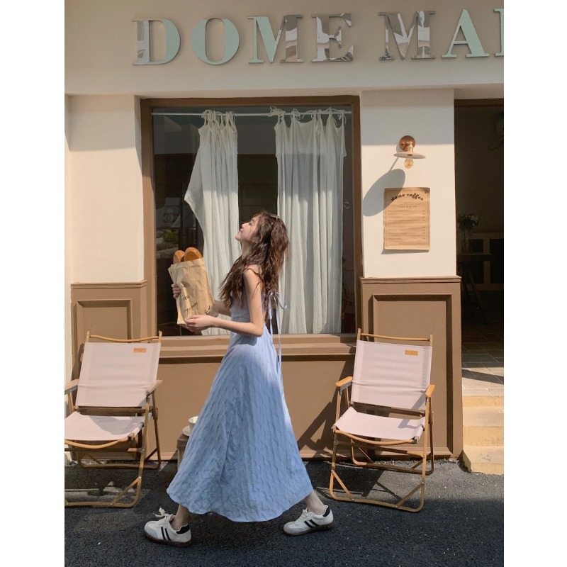 海边度假风设计感小众露背吊带连衣裙女夏季法式温柔A字蓝色长裙