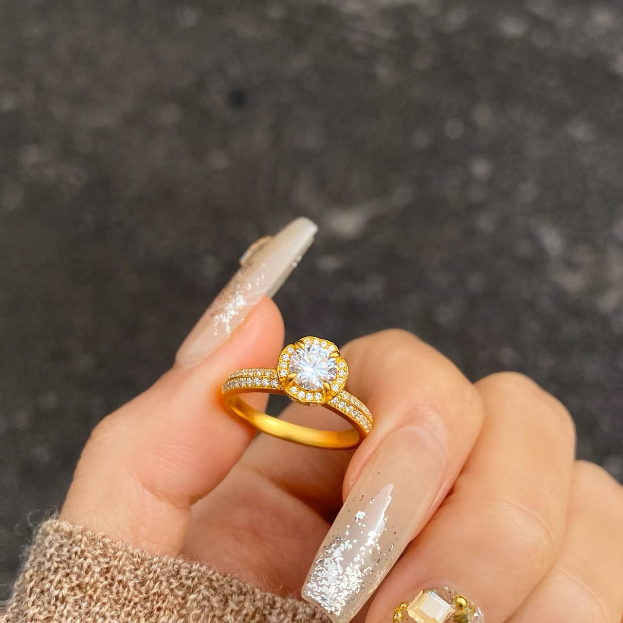 真金24K电镀强保色超闪金色手捧花满钻戒指女精致高颜值简约设计