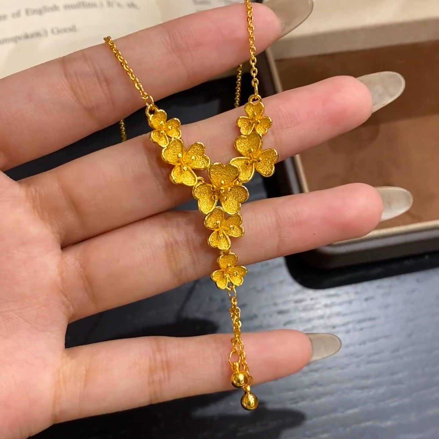 真金24K电镀强保色三瓣花流苏水滴项链幸运花朵锁骨链金店同款