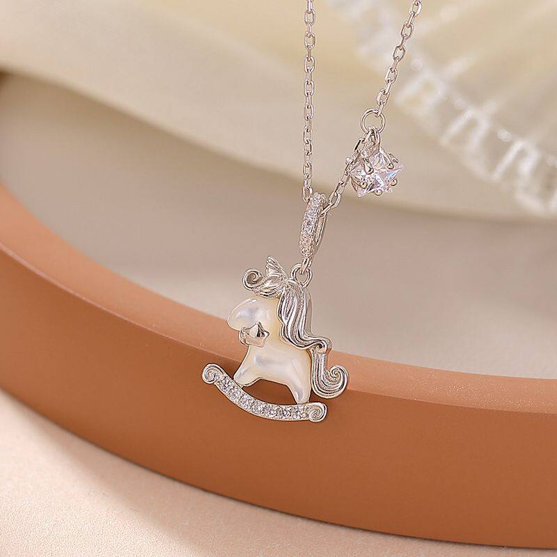 壹鹿银S925纯银镀金白贝生肖马吊坠马年摇摇马锁骨链气质百搭套链
