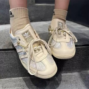 正品阿迪达斯SAMBA OG三叶草女子低帮休闲珍珠挂链德训板鞋JQ2616