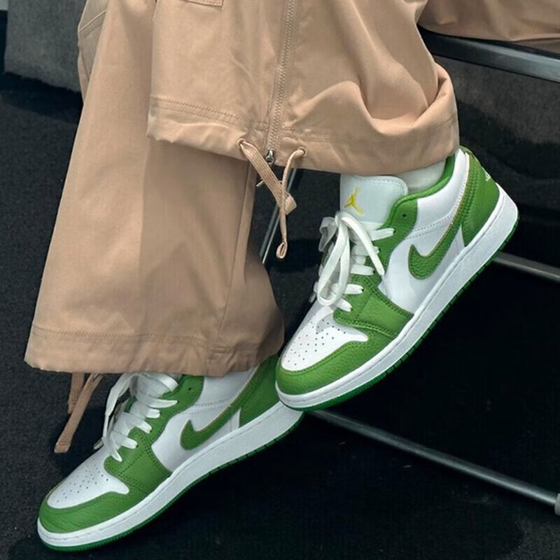 正品耐克AIR JORDAN 1 LOW SE BG女子运动中帮轻便板鞋HF4779-100