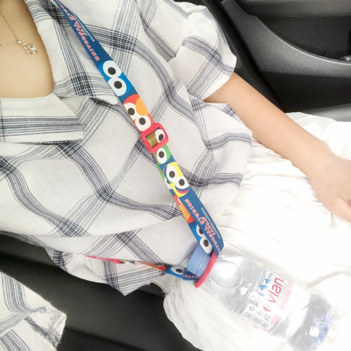 饮料瓶背带矿泉水瓶背绳儿童便携式水瓶水壶卡扣斜挎背水带子挂绳