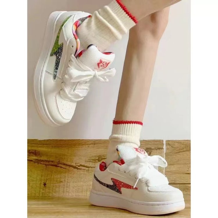 白浅黄拼色面包鞋女ins潮2025秋冬新款学生小众百搭休闲板鞋子