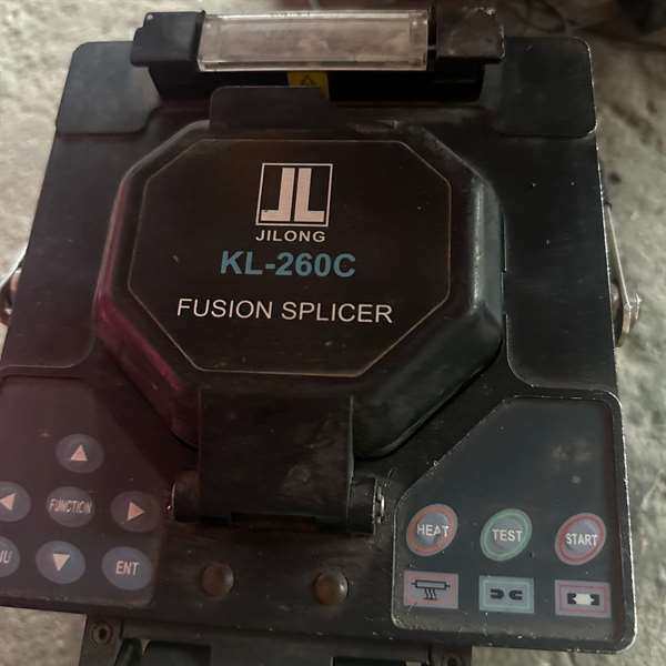 {议价}吉隆光纤熔接机，可以开机。当配件用