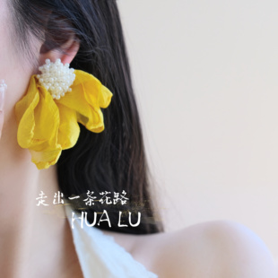 HUALU-黄花相思~黄色花朵珍珠雪纺夸张海边度假风耳环蚊香盘耳夹