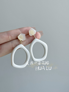 HUALU-长岛浮梦~几何白色亚克力气质简约镂空港风耳环蚊香盘耳夹
