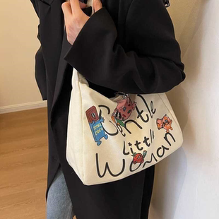 休闲帆布包斜挎包2025大容量新款大学生斜挎包女小个子单肩饺子