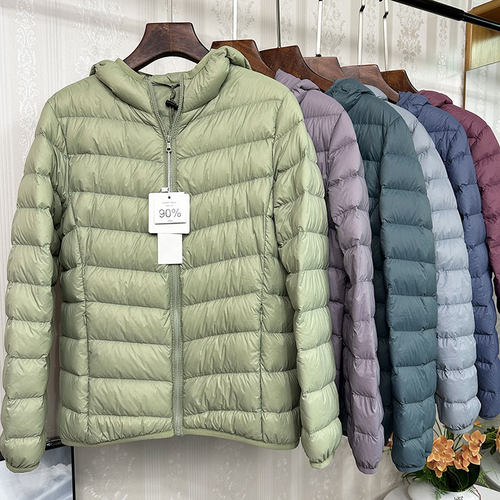 保暖轻便型短款连帽女士羽绒服