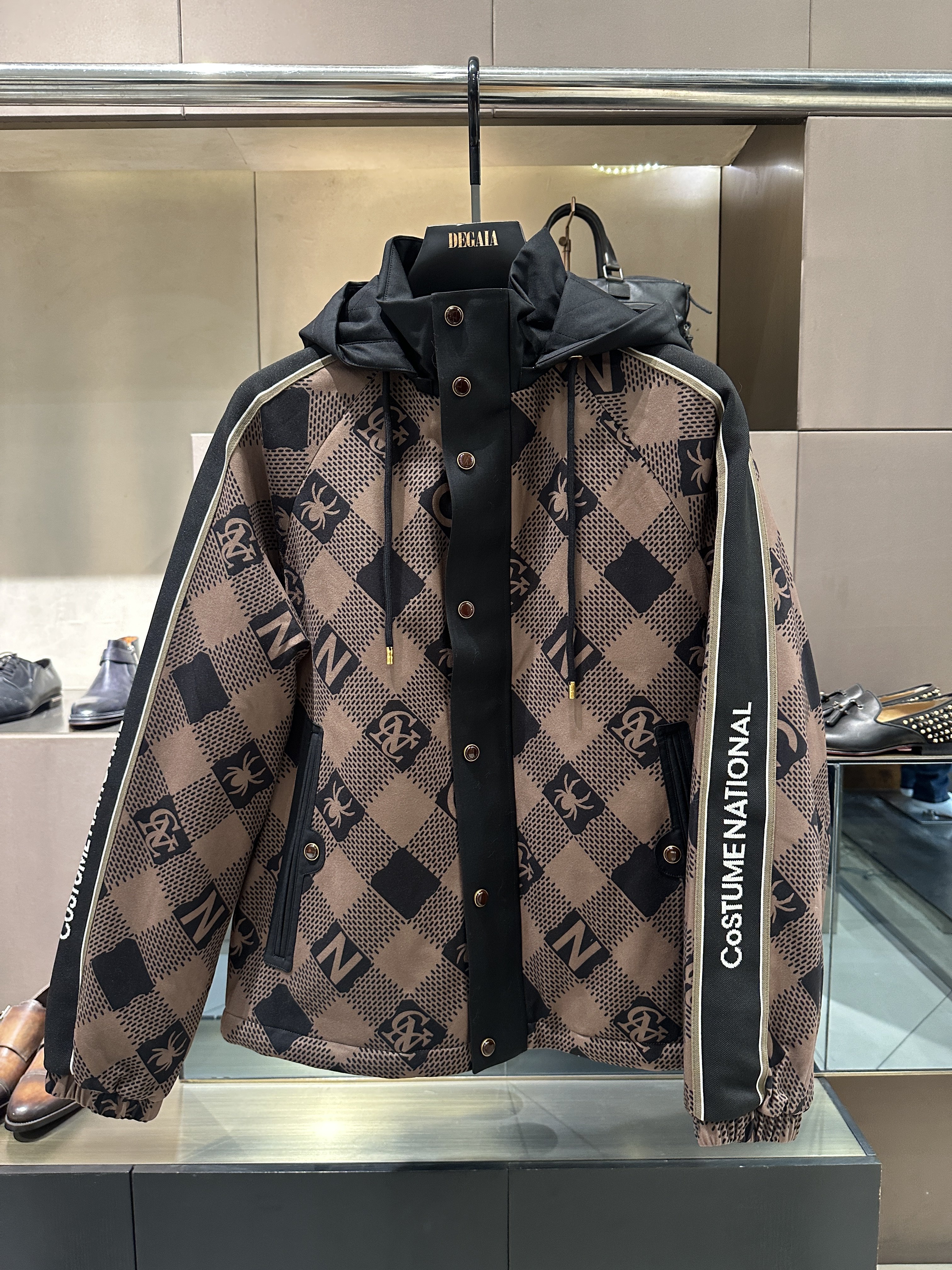 CNC 25秋冬新款 男士肩袖拼接满印花版休闲连帽棉服 811G321009