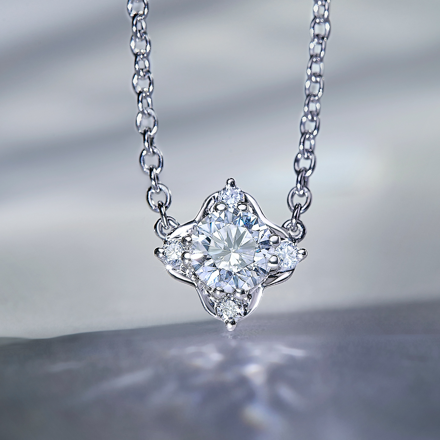 18k金钻石套链高级感甜美满钻18K白金镶嵌钻石项链锁骨链吊坠