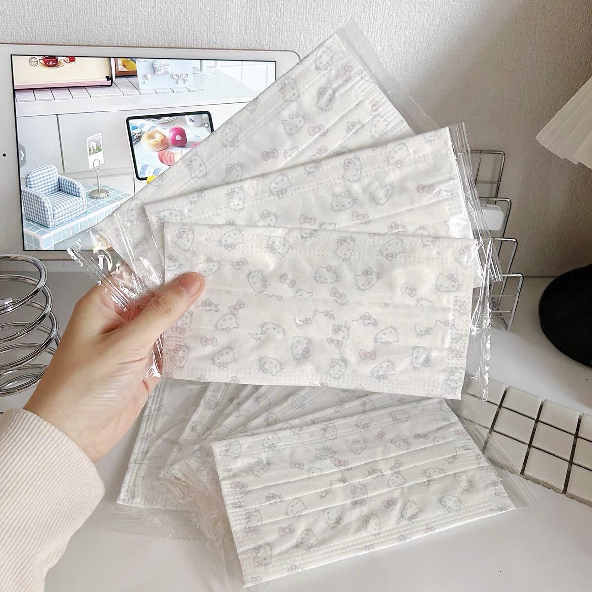 原创浅色hellokitty印花可爱卡通一次性三层成人口罩防风保暖冬季